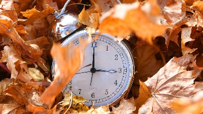 U NEDELJU SE POMERA SAT Letnje računanje vreme se završava 